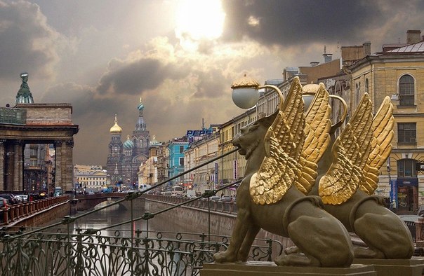 Грифоны на Банковском мосте в Санкт-Петербурге
