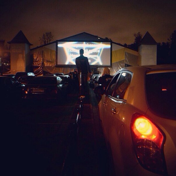 "Кинопаркинг" — первый в Санкт-Петербурге автомобильный кинотеатр