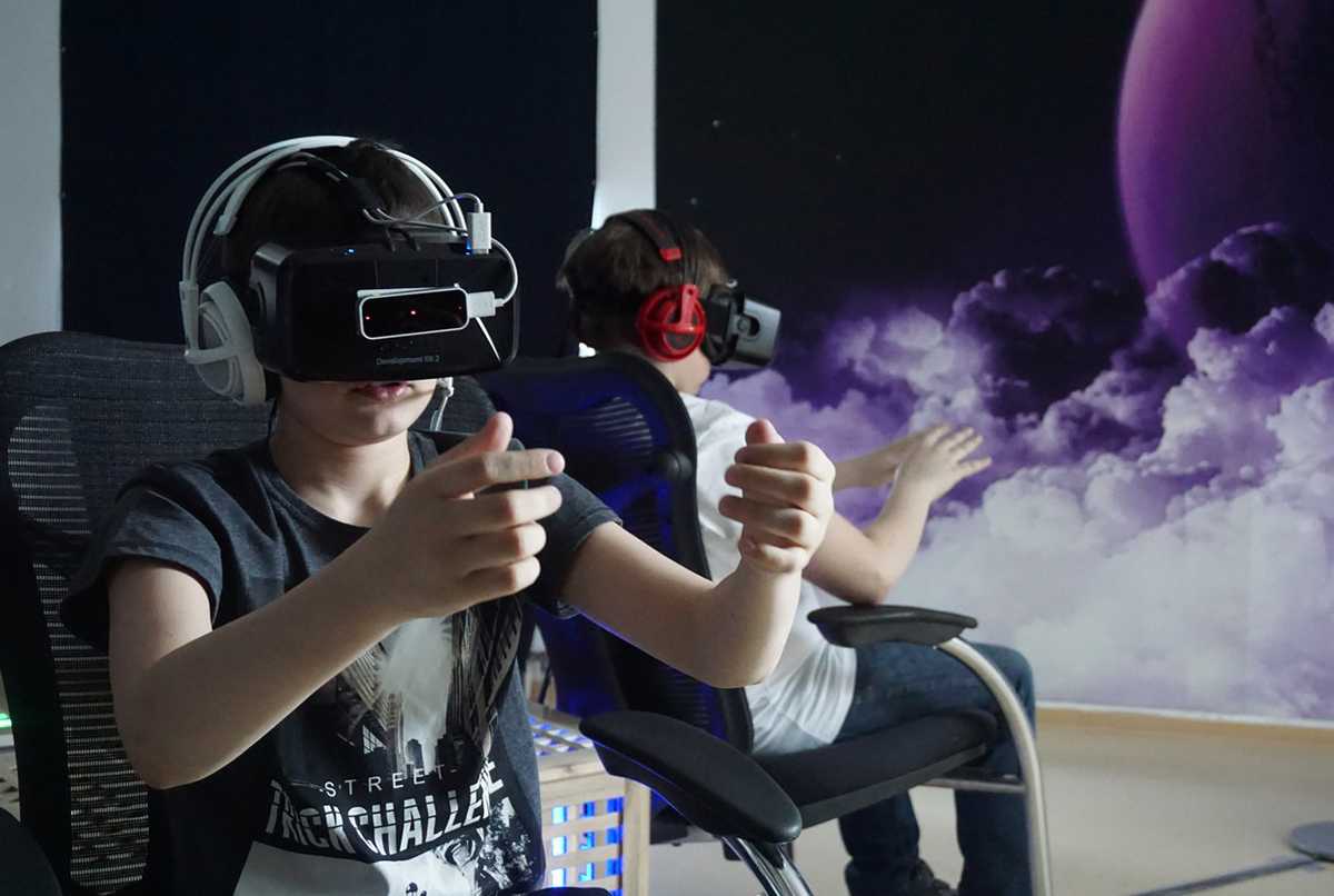 Vr квест игры. VR квест. Квест в виртуальной реальности. VR квест космос. Квест в шлемах виртуальной реальности.
