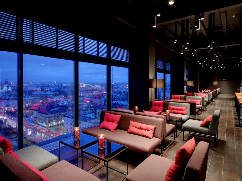 Панорамный ресторан Sky Bar в гостинице "Азимут" в Санкт-Петербурге